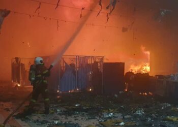 ANGGOTA bomba memadamkan kebakaran yang melibatkan empat buah premis perniagaan di Larkin Sentral, Johor Bahru.
