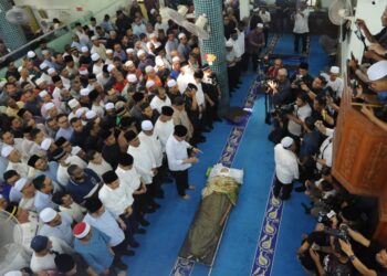 ANWAR IBRAHIM mengimamkan solat jenazah Allahyarham Salahuddin Ayub  di Masjid Jamek Dato’ Haji Noh Gadot, Serkat, Pontian.