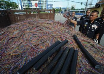 KAMARUL ZAMAN MAMAT menunjukkan longgokan kabel milik Telekom Malaysia yang dirampas daripada Geng Mat Lee dalam sidang media di IPK Johor, Johor Bahru.