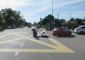 SEORANG penunggang maut, manakala ibunya cedera dalam kemalangan di KM65, Jalan Johor Bahru-Batu Pahat di persimpangan Kayu Ara Pasong, Pontian.