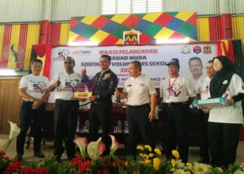 MOHD. HAIRI MOHD. SHAH (tiga dari kiri) melancarkan Skuad Muda Southern Volunteers (SV) Sekolah Peringkat Negeri Johor  Sekolah 2023 di SMK Dato' Jaafar, Johor Bahru.