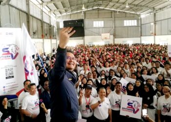 MOHD. HAIRI MAD SHAH mengambil gambar swafoto dengan sukarelawan yang menghadiri Majlis Pelancaran Skuad Muda Southern Volunteers (SV) Sekolah  Peringkat Negeri Johor di SMK Dato' Jaafar, Johor Bahru.