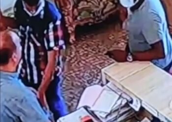 TANGKAP layar menunjukkan dua lelaki menyamun seorang penjaga hotel di Simpang Renggam.