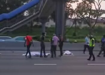 TIGA sekawan maut digilis empat kenderaan dalam kemalangan berhampiran Pasaraya Kipmall Tampoi, Johor Bahru.