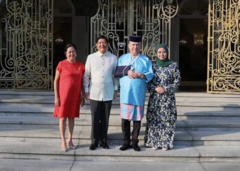 SULTAN IBRAHIM SULTAN ISKANDAR (dua dari kanan) dan Raja Zarith Sofiah berkenan menerima menghadap Ferdinand Marcos Jr dan isteri di Istana Bukit Serene, Johor Bahru.