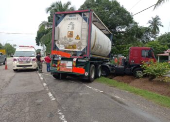 SEORANG warga emas maut dalam kemalangan membabitkan kereta dan lori tangki di Kilometer 3, Jalan Mersing-Endau, Mersing.