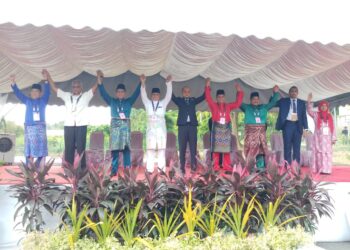 ENAM calon yang bertanding di DUN Bayu, Kupang dan Kuala Ketil dalam Parlimen Baling ketika proses penamaan calon di Dewan Tun Abdul Razak Baling.