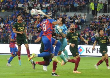 PENJAGA  gol Selangor FC, Samuel Somerville menumbuk bola keluar daripada ditanduk penyerang JDT, Bergson Da Silva pada perlawanan Liga Super di Stadium Sultan Ibrahim, Iskandar Puteri.
