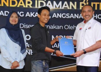 MOHD. JAFNI MD. SHUKOR (kanan) menyampaikan sijil menduduki rumah kepada seorang pembeli sambil diperhatikan Dr. Suhailizan Suliman (kiri) pada Majlis Penutupan JPEX di Angsana Johor Bahru Mall, Johor Bahru.