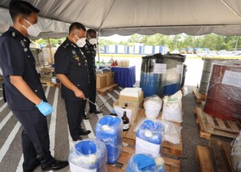 KAMARUL ZAMAN MAMAT (tengah) menunjukkan peralatan makmal dan bahan-bahan memproses ketamin yang dirampas pada sidang media di IPD Iskandar Puteri, Johor Bahru.