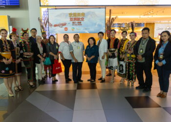 KETUA Jabatan Perhubungan Kerajaan, AirAsia, VIJAYA Priya, (lapan dari kiri); Ketua Pengarah Pelancongan Malaysia, Datuk Dr. Ammar Abd Ghapar; Timbalan Setiausaha Tetap Kementerian Pelancongan, Kebudayaan dan Alam Sekitar Sabah, Puan Mary Malangkil; dan Timbalan Ketua Pegawai Eksekutif Lembaga Pelancongan Sabah, Tay Chu Lan mengalu-alukan penumpang dari Macau di Lapangan Terbang Antarabangsa Kota Kinabalu, semalam.