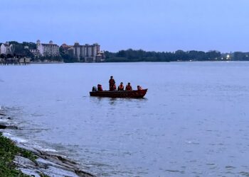 ANGGOTA bomba melakukan pencarian mangsa yang dikhuatiri lemas semasa menjaring ikan dalam kejadian di Pantai Batu 1, Port Dickson petang tadi.-UTUSAN/ZAKKINA WATI AHMAD TARMIZI.