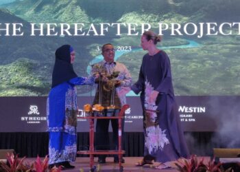 MUHAMMAD Sanusi Md. Nor (tengah) menyaksikan penyerahan pokok bakau sebagai simbolik daripada Pengurus Besar The Ritz Carlton Langkawi, Ellen F. (kanan) kepada Anis Rizana Mohd. Zainudin pada Majlis Makan Malam Sempena LUGGp di Langkawi.