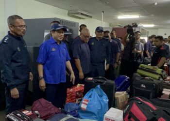 AHMAD Maslan ketika mengadakan lawatan ke Unit Khas Pemeriksaan Penumpang di Jeti Penumpang Port Dickson hari ini. UTUSAN/ZAKKINA WATI AHMAD TARMIZI.