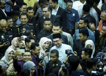 ANWAR Ibrahim beramah mesra dengan penjawat awam ketika beliau hadir pada Majlis Amanat Perdana Menteri Kepada Penjawat Awam Negeri Sembilan di Dewan Majlis Bandaraya Seremban (MBS) di Seremban hari ini.-UTUSAN/MOHD. SHAHJEHAN MAAMIN.