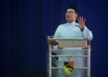 ANWAR Ibrahim sewaktu berucap pada Majlis Amanat Perdana Menteri Kepada Penjawat Awam Negeri Sembilan di Dewan Majlis Bandaraya Seremban di Seremban hari ini.-UTUSAN/MOHD. SHAHJEHAN MAAMIN.