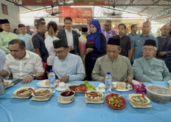 ANWAR Ibrahim bersama Aminuddin dan Menteri Pengangkutan, Anthony Loke Siew Fook singgah menikmati makan tengah hari di Kedai Nasi Ayam Hainan Kak Lina di Taman Ampangan, Seremban hari ini.-UTUSAN/ZAKKINA WATI AHMAD TARMIZI.