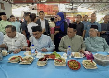 ANWAR Ibrahim bersama Aminuddin dan Menteri Pengangkutan, Anthony Loke Siew Fook singgah menikmati makan tengah hari di Kedai Nasi Ayam Hainan Kak Lina di Taman Ampangan, Seremban hari ini.-UTUSAN/ZAKKINA WATI AHMAD TARMIZI.