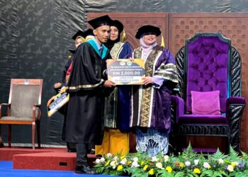 RUBIAH AWANG (kanan) menyampaikan Anugerah Yayasan Risda kepada 
Ahmad Kazim Mohamed Alauddin sempena Majlis Konvokesyen Kolej Universiti Agrosains Malaysia (UCAM) kali ke- 20 di Universiti Sains Islam Malaysia (USIM) Nilai hari ini. UTUSAN/ZAKKINA WATI AHMAD TARMIZI