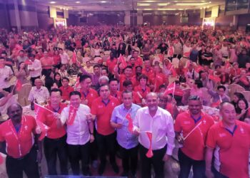 ANTHONY Loke Siew Fook bersama Aminuddin (dua dari kiri) pada Majlis Makan Malam Persediaan PRN DAP Negeri Sembilan di Taman Labu Utama, Seremban malam ini.-UTUSAN/ZAKKINA WATI AHMAD TARMIZI.