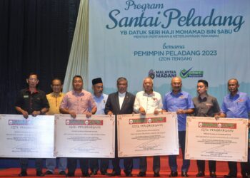 MOHAMAD Sabu (tengah) menyampaikan sijil penghargaan kepada wakil Pertubuhan Peladang Negeri (PPN) dan Pertubuhan Peladang Kawasan (PPK) sempena Program Santai Peladang Bersama Pemimpin Peladang Zon Tengah 2023 di Seremban hari ini.-UTUSAN/ MOHD. SHAHJEHAN MAAMIN.