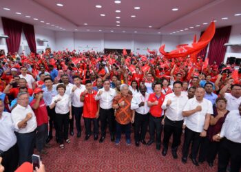 ANTHONY Loke Siew Fook (tengah) ketika hadir pada Majlis Pengenalan Calon PH Negeri Sembilan di Seremban malam tadi.-UTUSAN/MOHD. SHAHJEHAN MAAMIN.
