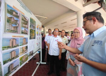Dr. Zaliha Mustafa (dua dari kanan) mendengar taklimat mengenai projek naik taraf HSM daripada pengurus projek tersebut di Langkawi.