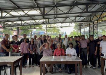 Penduduk dari Taman Murugasu dan Ampangan Hill di Seremban berkumpul dan mengadakan sidang akhbar hari ini bagi menyatakan bantahan terhadap pengumuman calon PH yang bertanding di DUN Ampangan pada PRN nanti-UTUSAN/ZAKKINA WATI AHMAD TARMIZI.