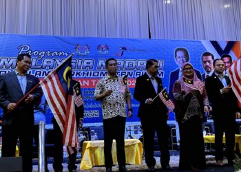 JALALUDDIN Alias (tengah) dan Adnan (tiga dari kanan) pada Program Malaysia Madani di dalam Perkhidmatan Awam Zon Selatan dan Penyerahan Jalur Gemilang kepada Cuepacs Negeri Sembilan, Melaka, Johor di Seremban hari ini.-UTUSAN/ZAKKINA WATI AHMAD TARMIZI.