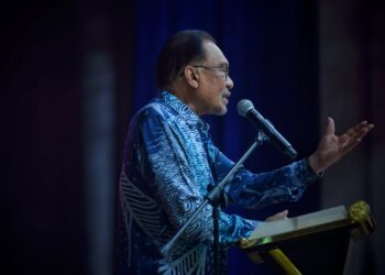 ANWAR Ibrahim sewaktu berucap merasmikan Majlis Apresiasi Guru Peringkat Negeri Sembilan di Dewan Majlis Bandaraya Seremban di Seremban hari ini-UTUSAN/MOHD. SHAHJEHAN MAAMIN.
