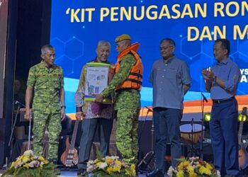 AHMAD Zahid Hamidi (dua dari kiri) menyerahkan Kit Penugasan Rondaaan Komuniti dan Monsun Timur Laut (MTL) kepada anggota Rela di pada Majlis Ramah Mesra Timbalan Perdana Menteri Bersama Anggota Rela Negeri Sembilan di Port Dickson hari ini.- UTUSAN/ZAKKINA WATI AHMAD TARMIZI.