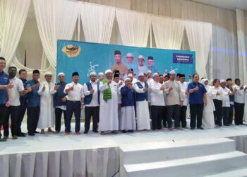 AHMAD Faizal Azumu (tengah) bersama calon-calon yang akan mewakili PN pada PRN di Negeri Sembilan pada Majlis Munajat Perdana dan Pengumuman Calon di Sikamat, Seremban malam ini.-UTUSAN/MOHD. SHAHJEHAN MAAMIN.