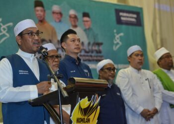 AHMAD Faizal Azumu ketika mengumumkan calon mewakili PN pada PRN di Negeri Sembilan pada Majlis Munajat Perdana dan Pengisytiharan Calon PN Negeri Sembilan di Sikamat, Seremban malam ini.-UTUSAN/MOHD. SHAHJEHAN MAAMIN.