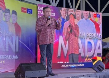 ANTHONY Loke Siew Fook sewaktu berucap pada Program Jelajah Madani dan Pelancaran Jentera Perpaduan Negeri Sembilan di Port Dickson malam tadi.-UTUSAN/ZAKKINA WATI AHMAD TARMIZI.