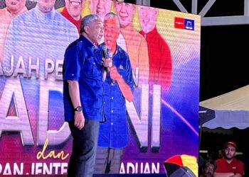 AHMAD Zahid Hamidi sewaktu berucap pada Program Jelajah Madani dan Pelancaran Jentera Perpaduan Negeri Sembilan di Port Dickson malam tadi.-UTUSAN/ZAKKINA WATI AHMAD TARMIZI.