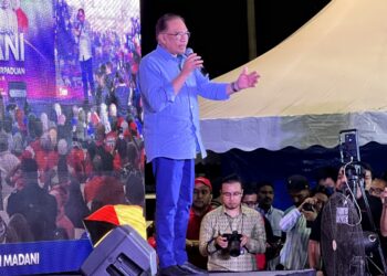 ANWAR Ibrahim sewaktu berucap pada Jelajah Perpaduan Madani dan Pelancaran Jentera Perpaduan Negeri Sembilan di Port Dickson malam ini.-UTUSAN/ZAKKINA WATI AHMAD TARMIZI.