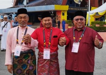 SAIFUL Bahri Jaaman (kanan), Danni Rais (tengah) dan Bakri Sawir menunjukkan isyarat bagus sebelum memasuki pusat penamaan calon DUN Klawang di Kuala Klawang, Jelebu, pagi ini.-UTUSAN/NAZARUDIN SHAHARI.