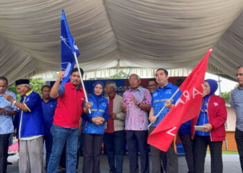 MAHDZIR Khalid (tengah) ketika melancarkan Jentera Pilihan Raya Perpaduan Barisan Nasional (BN) dan Pakatan Harapan (PH) Langkawi di Dewan Orang Ramai, Desa Keda Wang Tok Rendong, Langkawi.