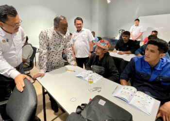 V. Sivakumar berbual dengan peserta yang mengikuti kursus anjuran NIOSH di Pejabat NIOSH Wilayah Utara di Alor Setar.