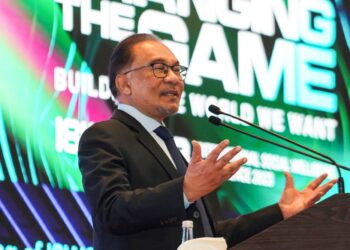 ANWAR Ibrahim berucap ketika hadir merasmikan "International Social Wellbeing Conference (ISWC)" serta melancarkan aplikasi KWSP I-Akaun di Hotel Mandarin Oriental di sini hari ini.-UTUSAN/ AMIR KHALID