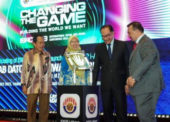 ANWAR Ibrahim (dua dari kanan) merasmikan "International Social Wellbeing Conference (ISWC)" serta melancarkan aplikasi KWSP I-Akaun di Hotel Mandarin Oriental di sini hari ini.- UTUSAN/AMIR KHALID