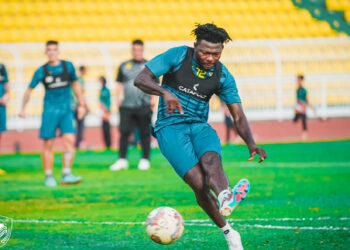 IFEDAYO Olusegun melakukan persiapan akhir semalam sebelum mengikuti kunjungan Kedah ke Petaling Jaya untuk berdepan PDRM FC esok.  - IHSAN KDA FC