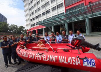 ABDUL Wahab Mat Yassin (lima kiri) menerima sumbangan bot penyelamat bomba dari PNB pada Majlis Perhimpunan Bulanan JBPM di Putrajaya. - UTUSAN/FAISOL MUSTAFA