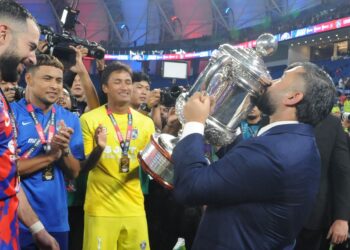 TUNKU Ismail Sultan Ibrahim meraikan kejayaan JDT mempertahankan kejuaraan Piala FA selepas mengalahkan KL City, Sabtu lalu. - UTUSAN/RAJA JAAFAR ALI