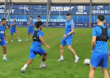 ESTEBAN Solari turut sama menjalani latihan ringan bersama pemainnya di Padang Seri Gelam, Johor Bahru semalam  menjelang perlawanan akhir Piala FA menentang KL City malam ini. - UTUSAN/RAJA JAAFAR ALI