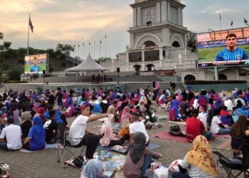 LEBIH 5,000 penyokong JDT menyaksikan perlawanan akhir Piala FA antara JDT dan KL City dengan berkonsepkan piknik di Dataran Bandaraya Johor Bahru.