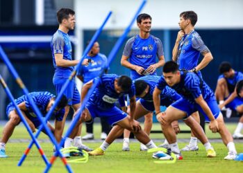 PASUKAN JDT menjalani latihan akhir semalam menjelang pertemuan menentang Selangor FC malam ini. - IHSAN JOHOR SOUTHERN TIGERS