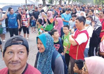 LEBIH 2,000 orang mengunjungi air terjun Gunung Ledang yang dibuka semula kepada pengunjung bermula kelmarin.