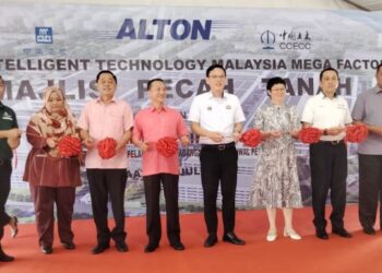 LEE Ting Han (lima dari kiri) melakukan majlis pecah tanah Alton Intelligent Technology di Kawasan Perindustrian Tropicana, Mukim Jeram Batu, Pontian, Johor, hari ini.