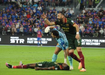 PENYERANG Selangor FC Richmond Boakye pengsan seketika sambil Yazan Mousa dan penjaga gol Samuel Somerville cuba memberi bantuan pada perlawanan Liga Super menentang JDT di Stadium Sultan Ibrahim, Iskandar Puteri disini, semalam.-UTUSAN/RAJA JAAFAR ALI